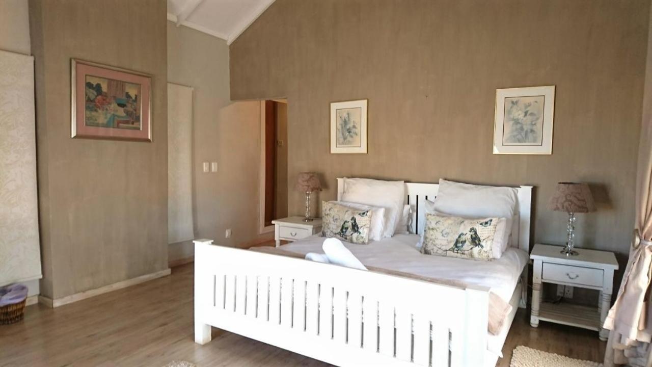 Indigo Moon Guesthouse Lichtenburg Exteriör bild