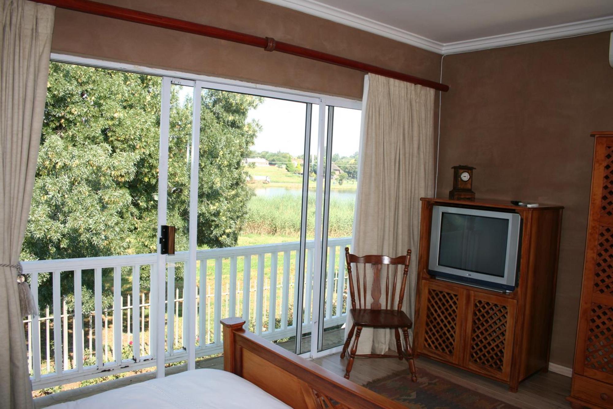 Indigo Moon Guesthouse Lichtenburg Exteriör bild