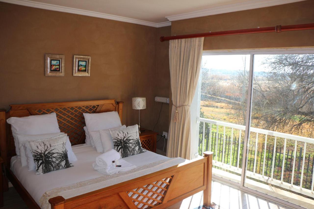 Indigo Moon Guesthouse Lichtenburg Exteriör bild