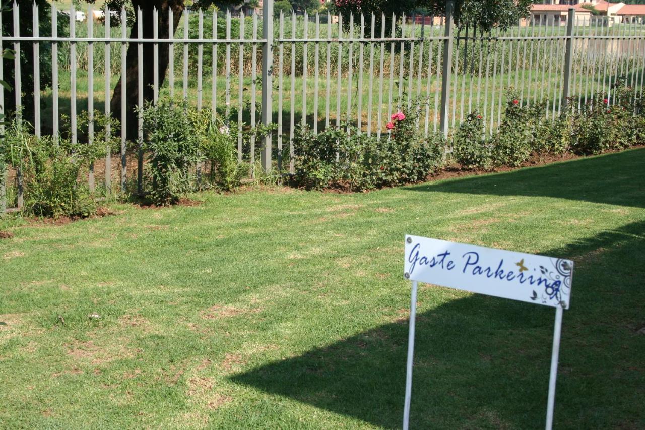 Indigo Moon Guesthouse Lichtenburg Exteriör bild